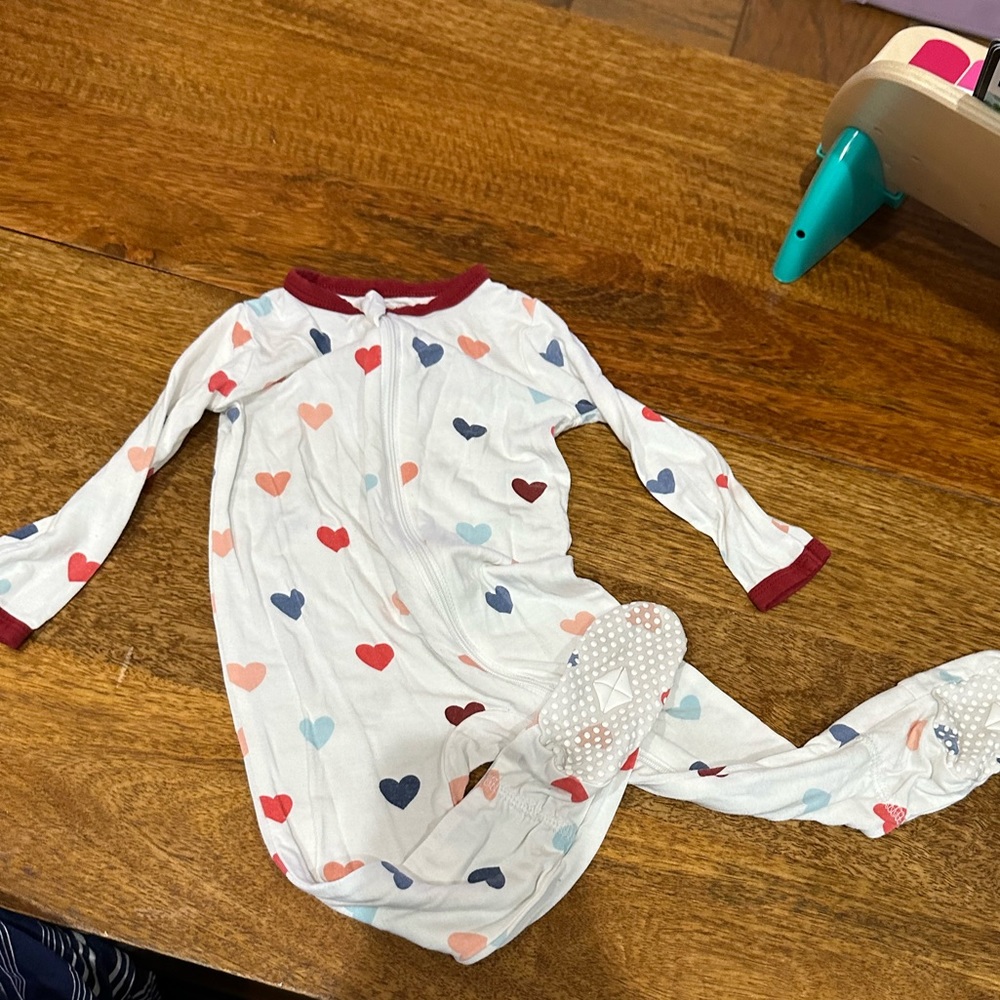 Kyte baby hearts 6-12 Play for dingy feet